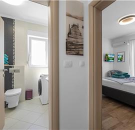 2 bedroom apartment with pool in Okrug Gornji on Ciovo Island, sleeps 6
